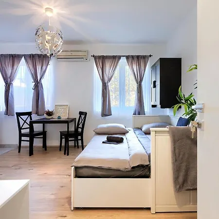 Monte Zaro Hostel Πούλα